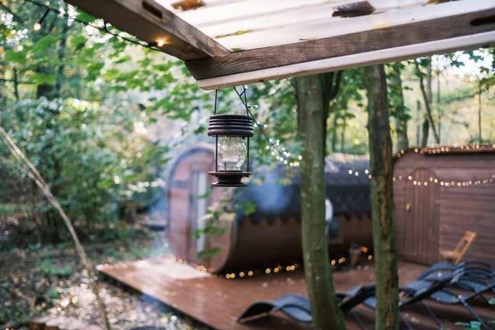 Glamping a sauna v háji (Brno-Bystrc): Lucerna a sauna s terasou v lese