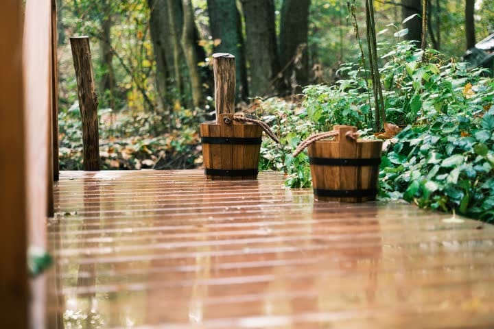 Glamping a sauna v háji (Brno-Bystrc): Dřevěná vědra na mokré terase