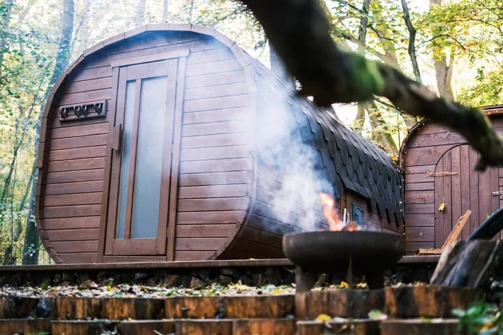 Glamping a sauna v háji (Brno-Bystrc): Sudová sauna a ohniště před ní