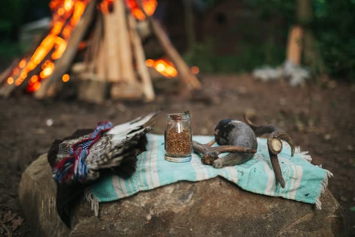 Glamping a sauna v háji (Brno-Bystrc): Předměty k obřadu na kameni u ohně