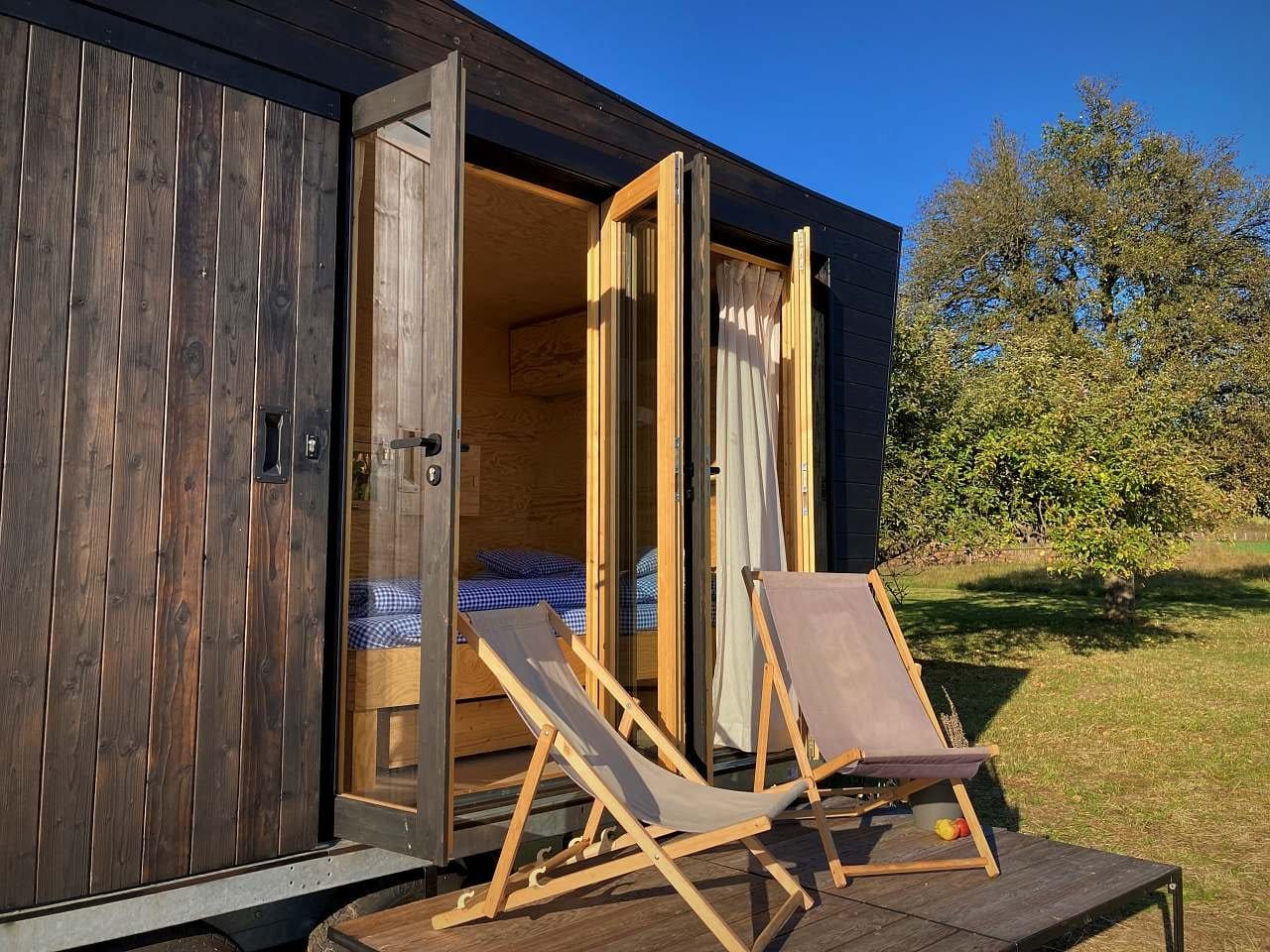 Glamping Pecka: Tiny House Na úpatí lesů
