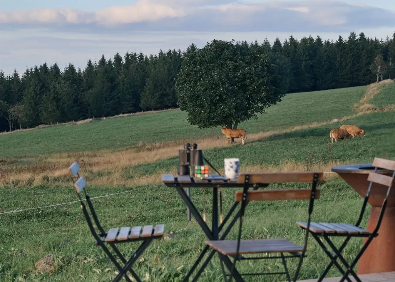Glamping Na Malém Háji (Krušné hory): Terasa glamping ubytování Na Malém Háji s výhledem do přírody