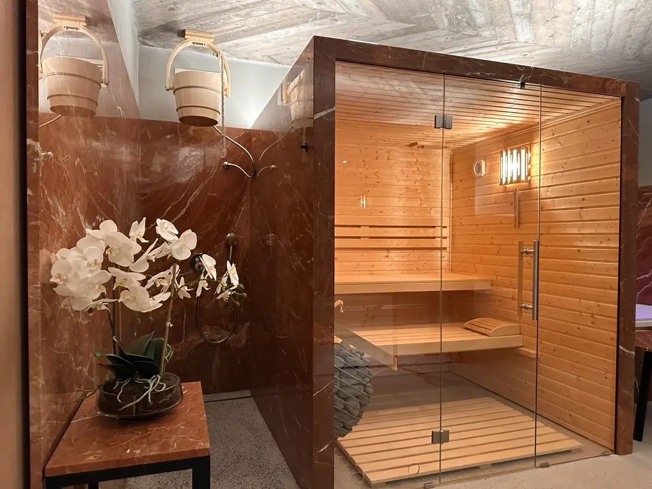 Studio Brána - privátní wellness & ubytování Horažďovice: Dřevěná finská sauna s designovým topidlem HUUM v privátním wellness BRÁNA