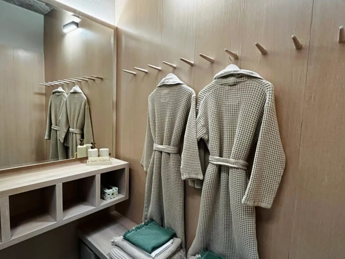 Studio Brána - privátní wellness & ubytování Horažďovice: Župany v elegantní šatně výjimečného privátního wellness BRÁNA v Horažďovicích
