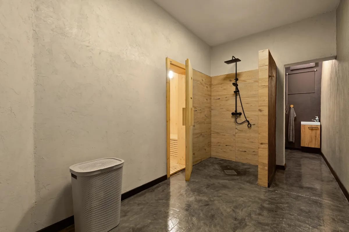 Privátní Mystery wellness (Morávka): Moderní a čistý sprchový kout v Mystery Wellness na Morávce, připravený pro osvěžení hostů během relaxace.