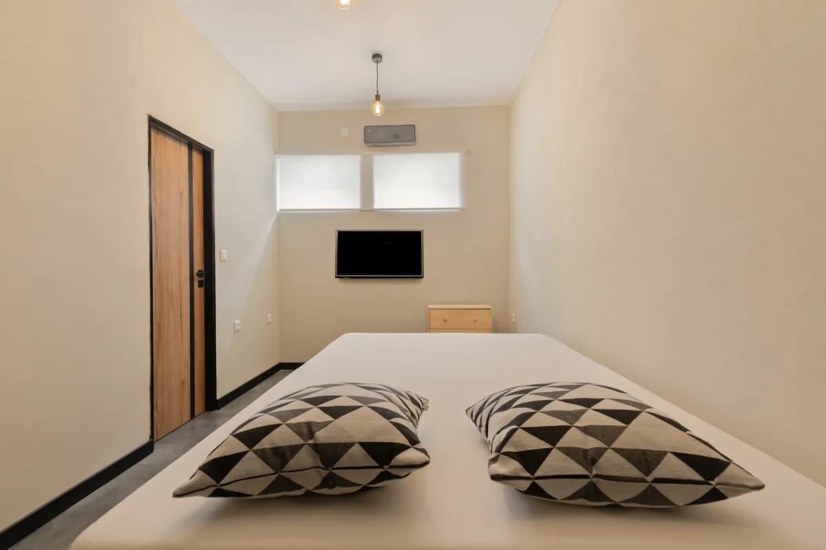 Privátní Mystery wellness (Morávka): Zázemí soukromého Mystery wellness u Frýdku-Místku – relaxační pokoj s postelí a televizní obrazovkou pro odpočinek hostů.