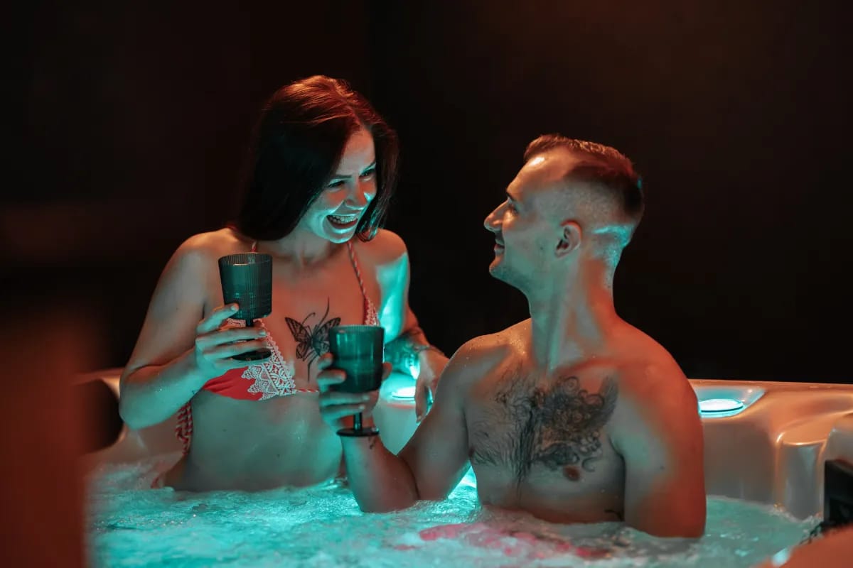 Privátní Mystery wellness (Morávka): Pár si užívá relaxaci a romantickou atmosféru v soukromé vířivce se sektem v Mystery Wellness na Morávce nedaleko Frýdku-Místku.